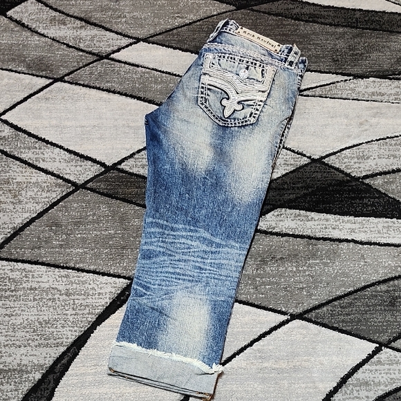 ROCK REVIVAL JANELLE EMBROIDERED FLEUR-DE-LIS SEQUINS FAUX-FLAP DENIM CAPRI - Picture 1 of 16